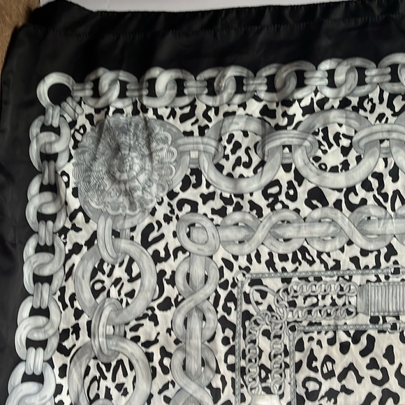 MADE IN ITALY 🇮🇹 LEOPARD & CHAINS BLACK EDGES 35” SCARF - Picture 3 of 11